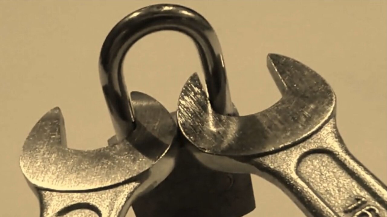 Watch how I open this padlock with 2 fixed keys! - Mira como abro este candado con 2 llaves fijas!