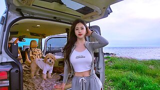 Camping in a Ray Campervan with a dog in front of the blue sea ｜ A glass of soju at the meeting