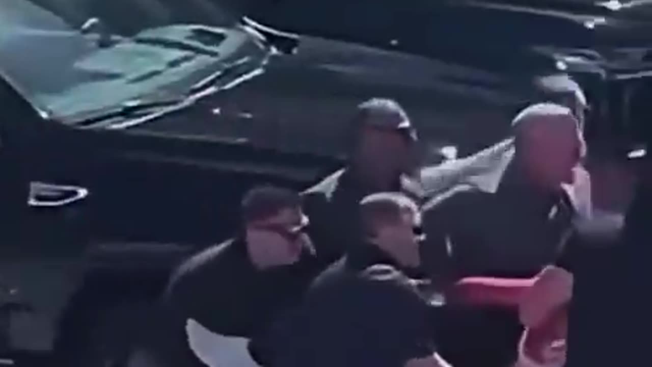 Charlie Kirk had completely white sneekers when he was rushed by his team, no blood