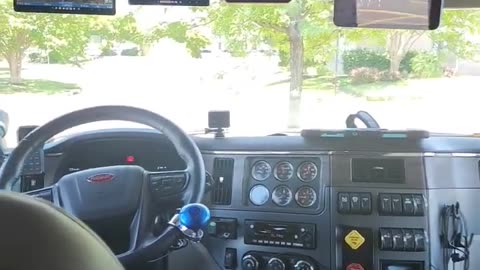 DOES ANYONE ELSE DO THIS #truckinglife #ourttuckinglife