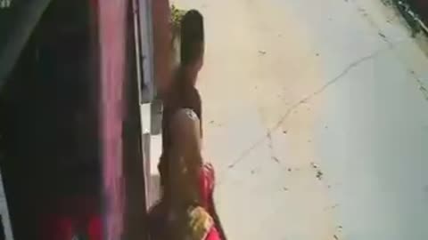 "Bike rider ne ladki ko mari zabardast takra – CCTV me kedi!"
