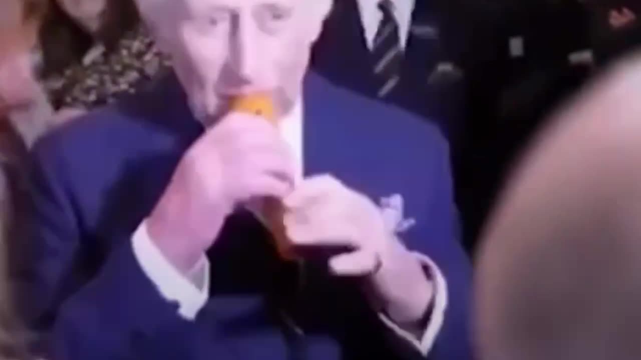 Carlos III del Reino Unido toca una flauta de zanahoria