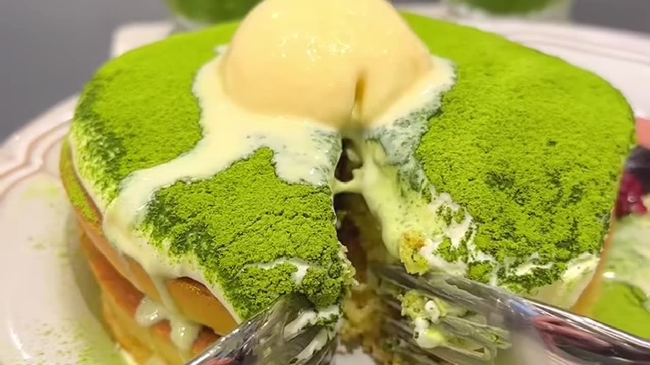 Today's dessert is matcha cake🍰