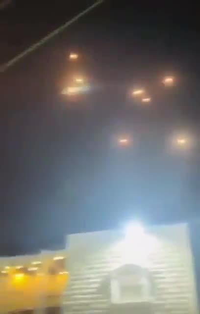 More Iranian missiles hitting 🇮🇱 Israel with locals filming