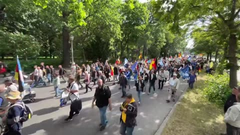 Live aus Berlin: Demo "Deutschland steht auf für Frieden, Freiheit, Volksabstimmung"