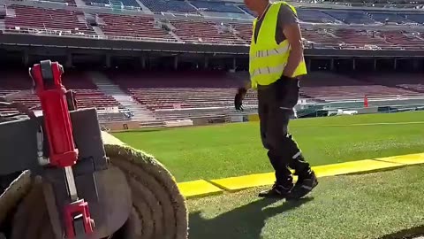 🎥 ¡YA BROTA EL VERDE EN EL CAMP NOU! 🌱 INSTALAN EL CÉSPED DEL NUEVO ESTADIO DEL BARÇA 💥