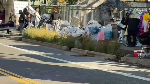 THERE IT IS 🚨 Large trucks seen dropping off supplies for the Portland protesters...