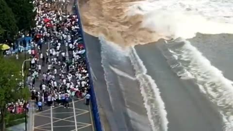 THE QIANTANG RIVER’S TIDAL BORE IS THE WORLD’S LARGEST & MOST POWERFUL OF IT’S KIND