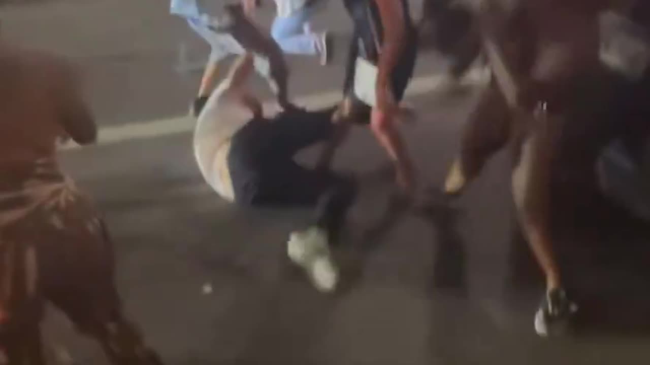 negro mob viscously assault white men and women for nothing