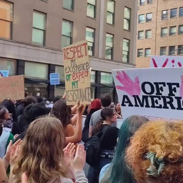 Arriba, abajo, la migra pal carajo.