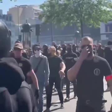 Tłumy ludzi zgromadziły się w Paryżu na OGROMNYCH protestach przeciwko polityce