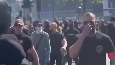 Tłumy ludzi zgromadziły się w Paryżu na OGROMNYCH protestach przeciwko polityce