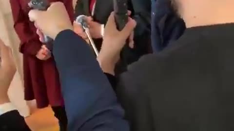 Grzegorz Braun modli się za zamordowane dzieci w szpitalu w Oleśnicy.