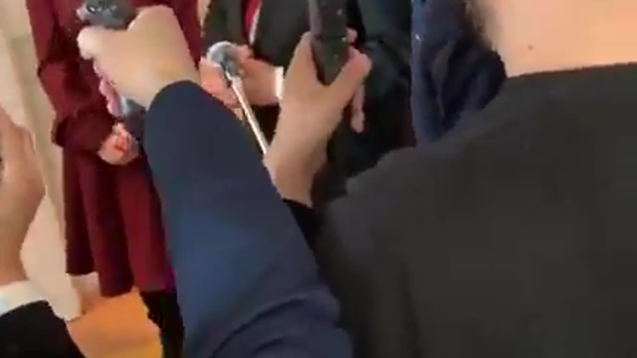 Grzegorz Braun modli się za zamordowane dzieci w szpitalu w Oleśnicy.