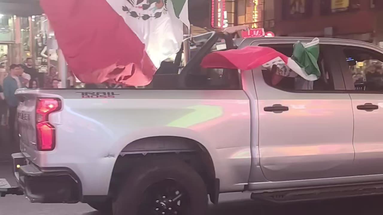 Celebran la Independencia de México en Times Square, Nueva York.
