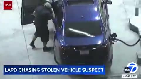 Stopping for gas during a police pursuit 🤣