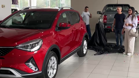 Man Uncovers Car and Accidentally Covers Little Girl with Sheet