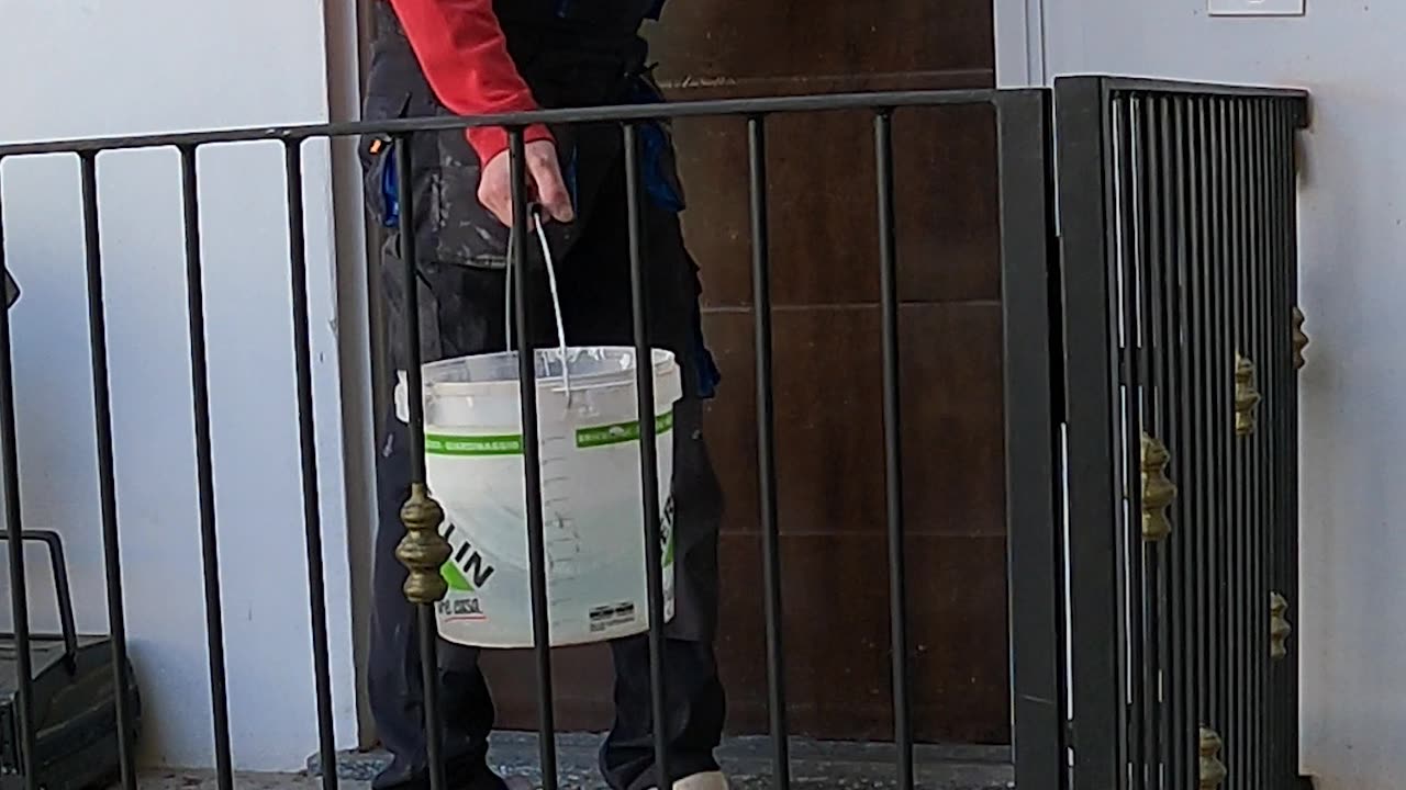 RIEMPIRE e trasporto secchio con Acqua