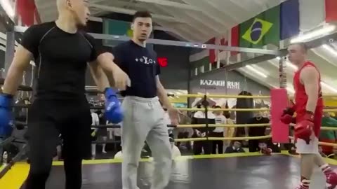 Boxer knocks out arrogant influencer with one punch, after he tried to sucker punch him.