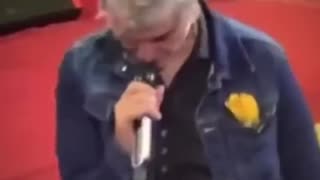 Alejandro Fernández se retira del escenario luego de tener un ataque de náuseas