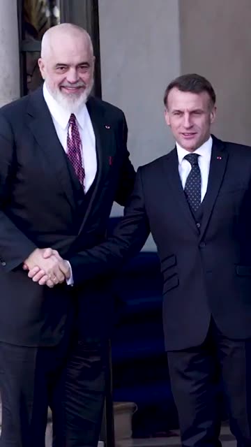 While Trump mocks Macron, the frenchman scores posting this