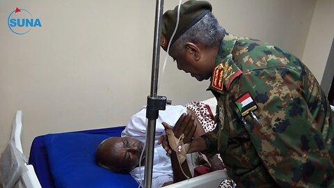 Gen Yasser inspects the wounded at the Military Medical Hospital in Omdurman