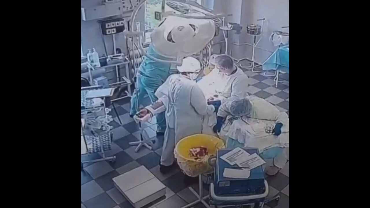 Sismo sorprende a cirujanos rusos en medio de una operación y su reacción no tiene precio