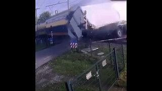 Un tren en PaÃses Bajos arrolla a un camión de peras atascado