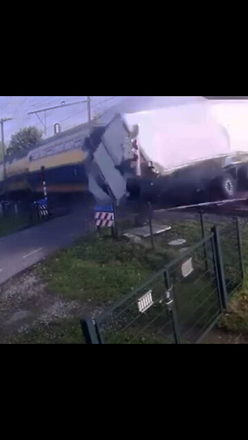Un tren en Países Bajos arrolla a un camión de peras atascado