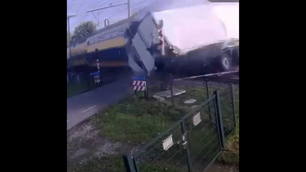 Un tren en Países Bajos arrolla a un camión de peras atascado
