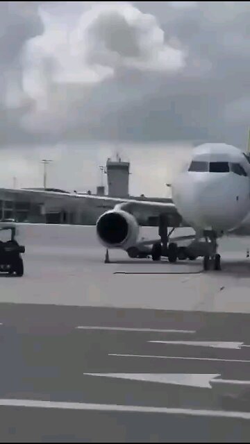 The moment the Houthi missile hit near Ben Gurion airport in Israel