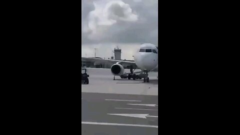 The moment the Houthi missile hit near Ben Gurion airport in Israel