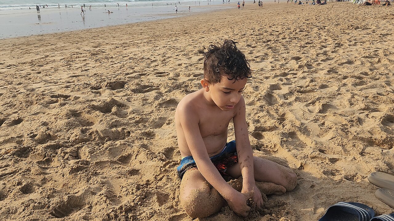 he's happy in the beach 🤣♥️