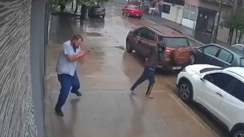 Hombre evita un robo arrojando las llaves y el móvil a su casa