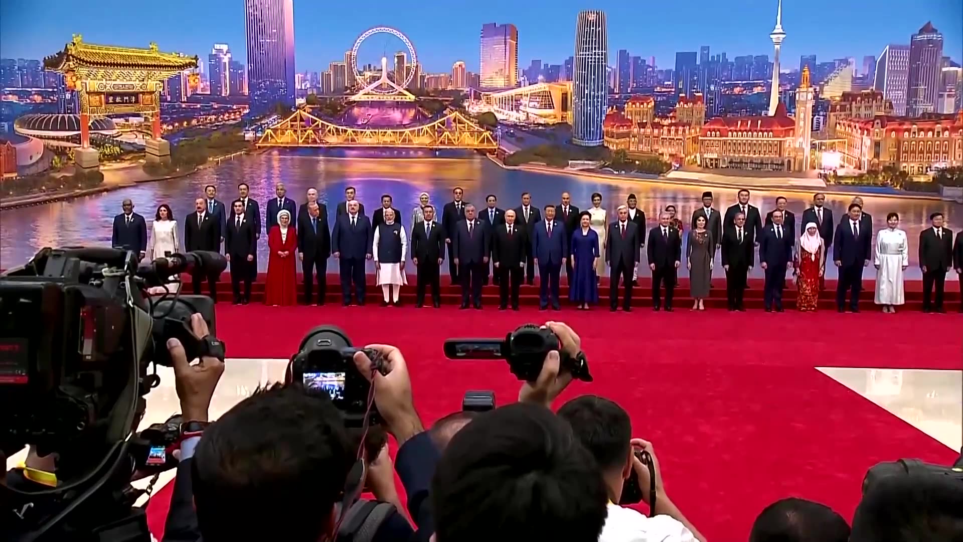 World leaders pose for family photo at SCO summit in China