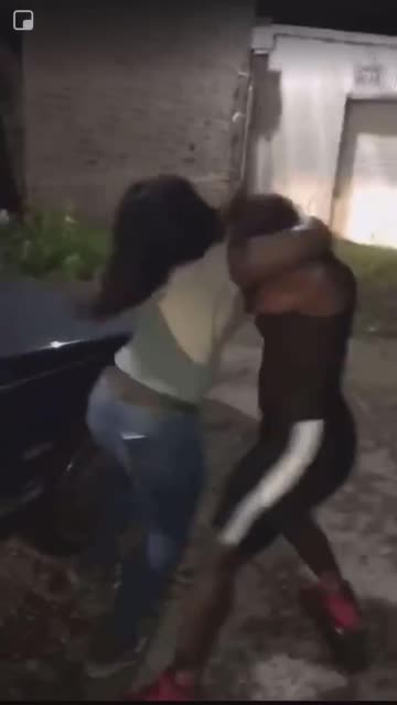 She tryna rush this girl to fight but end up getting her quick weave pulled out #girlfight