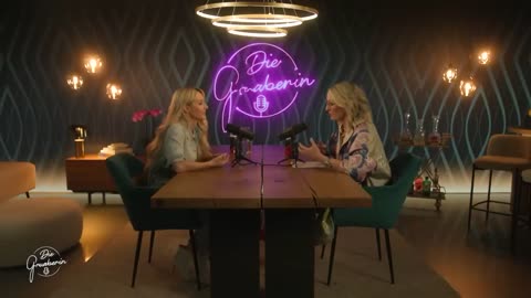 Monika Gruber & Melissa Naschenweng – Darum geht es bei Alpenbarbie | Die Gruaberin