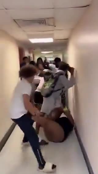 Shaniqua Scrap In Middle Of Hallway Cuz Seeznin' Ran Out