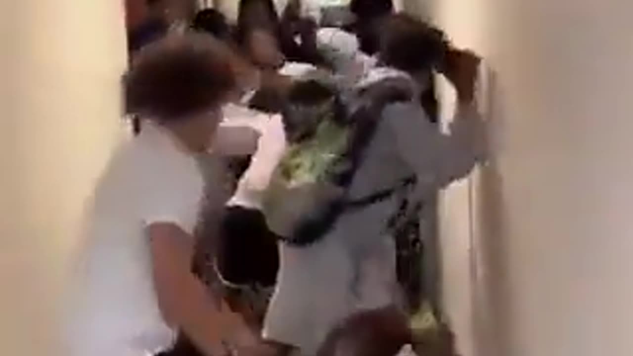 Shaniqua Scrap In Middle Of Hallway Cuz Seeznin' Ran Out