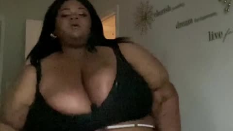 Extra thicc girl struggle with pants