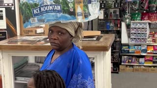 🙍‍♀️💦 Mujer lanza paquete de 40 botellas de agua a un hombre en una tienda