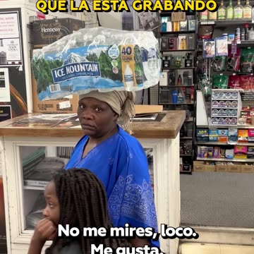 🙍‍♀️💦 Mujer lanza paquete de 40 botellas de agua a un hombre en una tienda