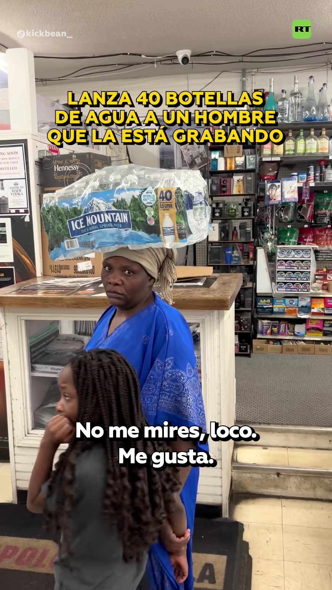 🙍‍♀️💦 Mujer lanza paquete de 40 botellas de agua a un hombre en una tienda