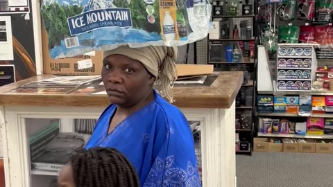 🙍‍♀️💦 Mujer lanza paquete de 40 botellas de agua a un hombre en una tienda