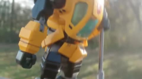 Flame Toys G1 Transformers Bumblebee act pose