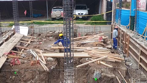 Trabajos de encofrado y desencofrado sobre cimiento