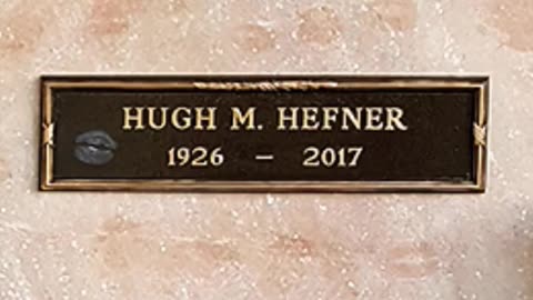FAMOUS GRAVES - VOL. 389: HUGH HEFNER