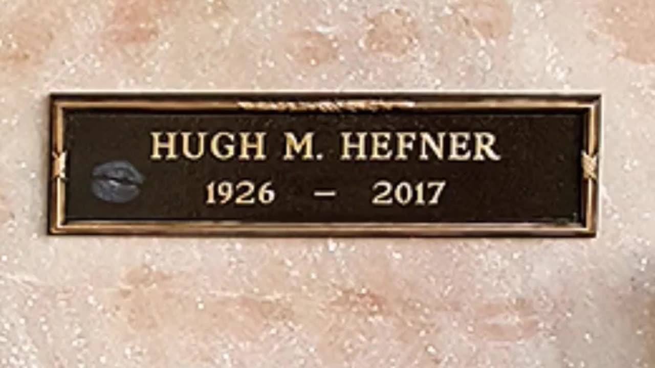 FAMOUS GRAVES - VOL. 389: HUGH HEFNER
