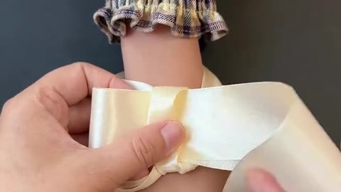 Check out this easy method to tie the perfect bow!.hd
