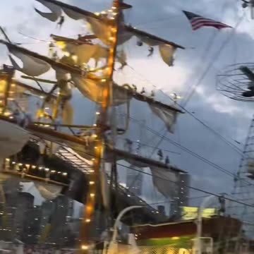 Mexican Navy Shows Off Shiphandling Skills Under Brooklyn Bridge in New York